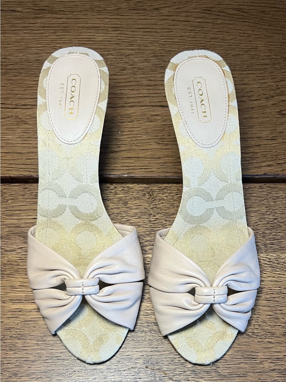 Coach Hollye Bow Leather Slide Mule Heels Signature Jacquard Nude Women’s 8B